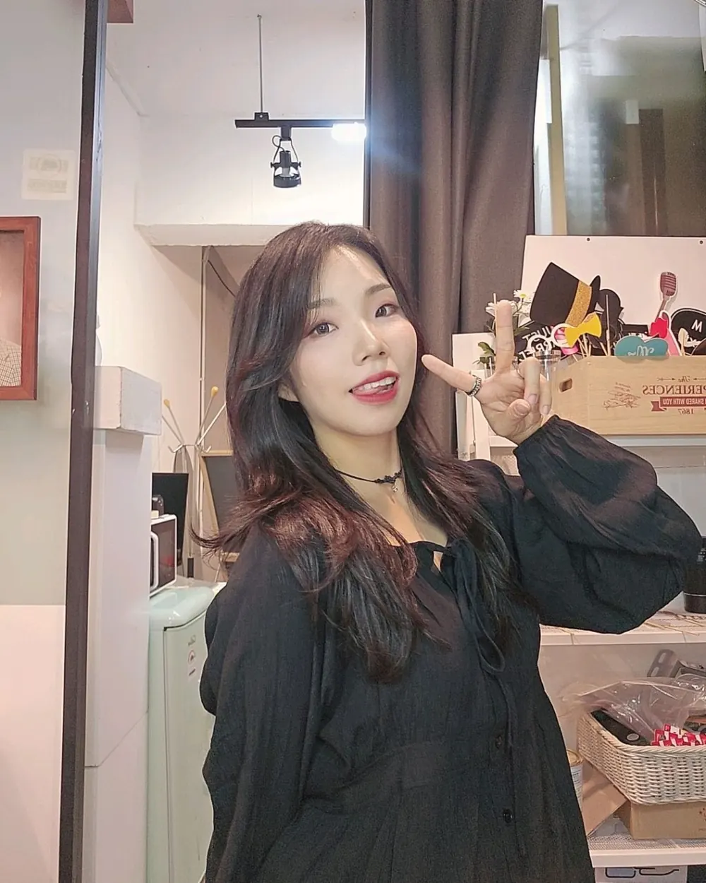 긴 웨이브 헤어와 레드 립