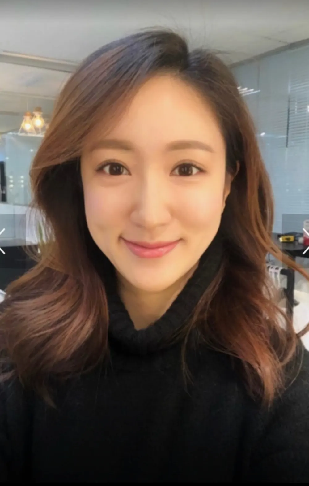 긴 웨이브 헤어와 자연스러운 메이크업