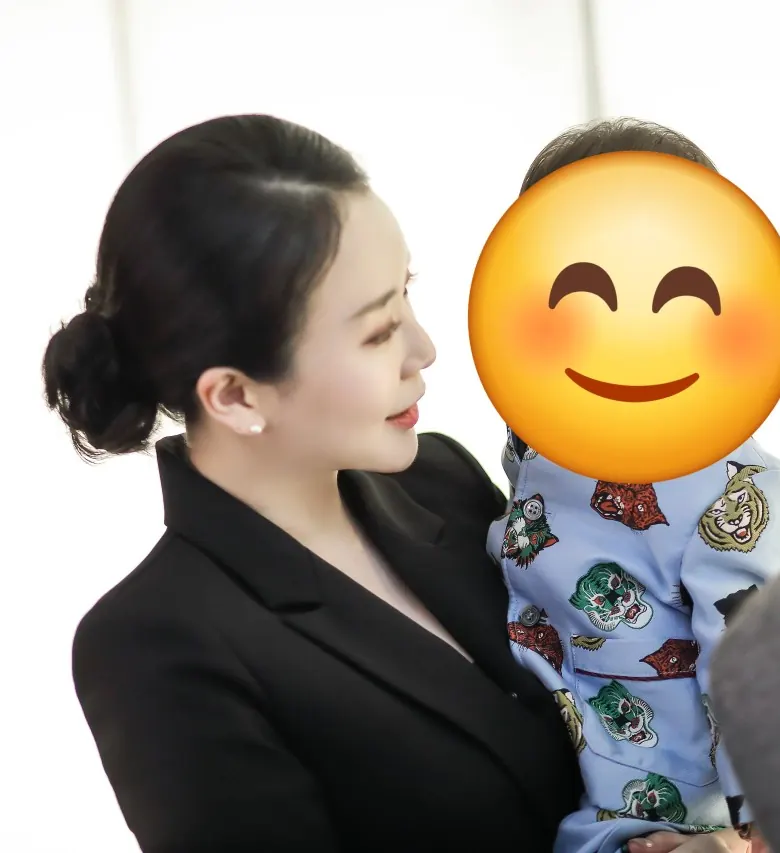 돌잔치, 아이를 안은 어머니의 단정한 업스타일