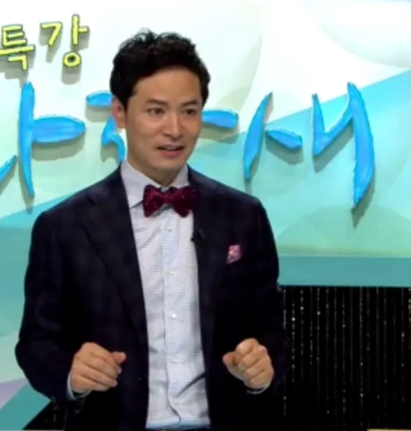 방송 강연 무대에 선 남성, 메이크업과 헤어 스타일링