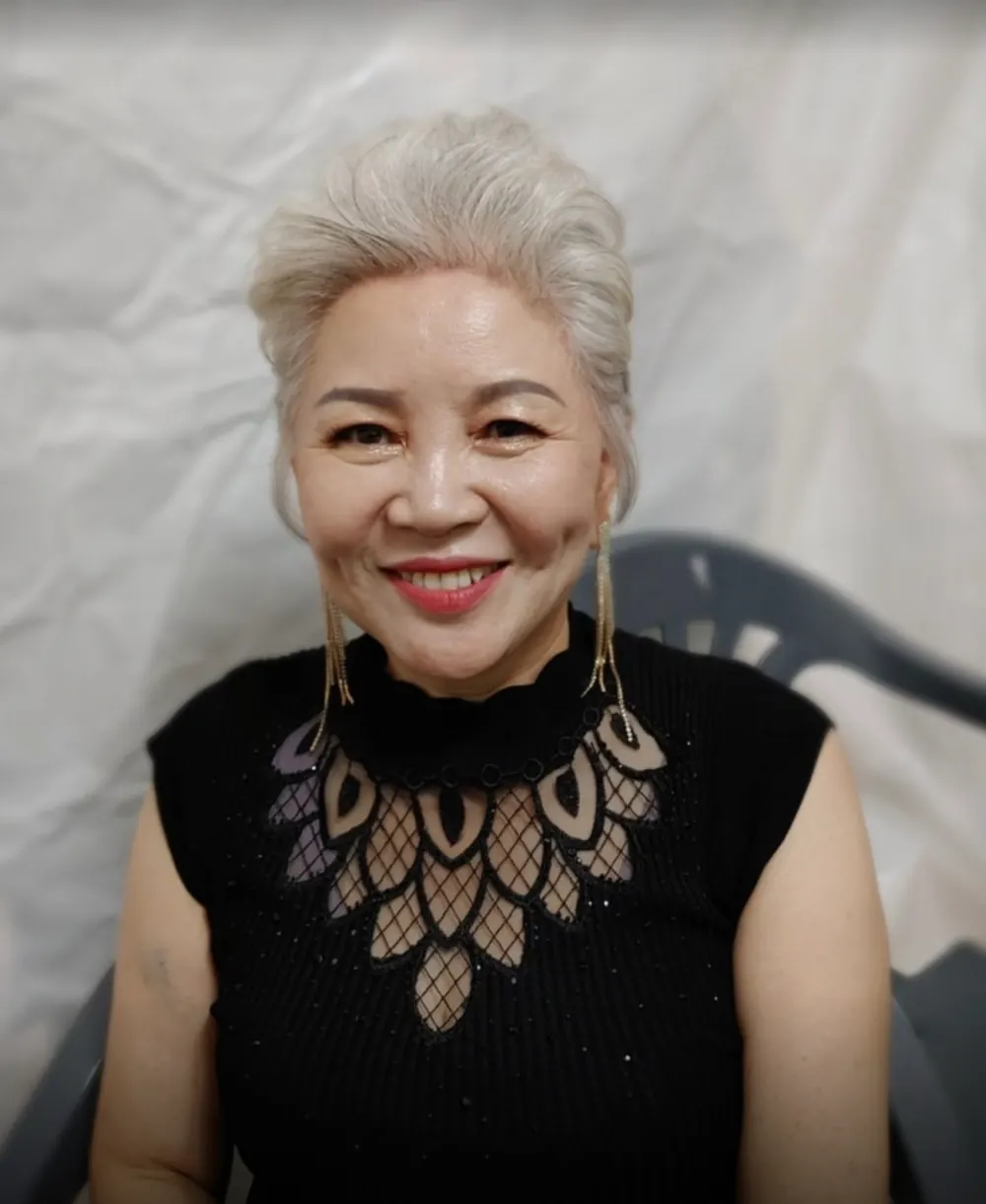은발 업스타일과 또렷한 메이크업