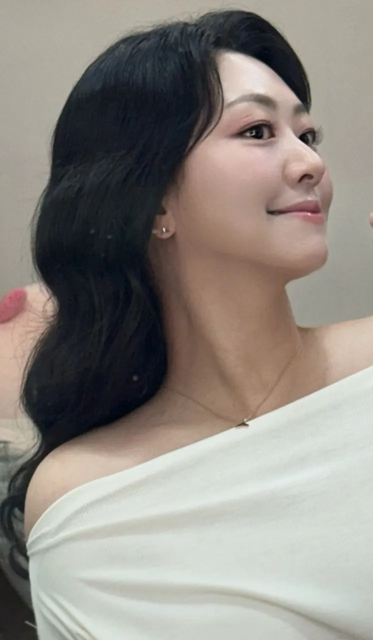 웨이브 헤어의 웨딩 메이크업